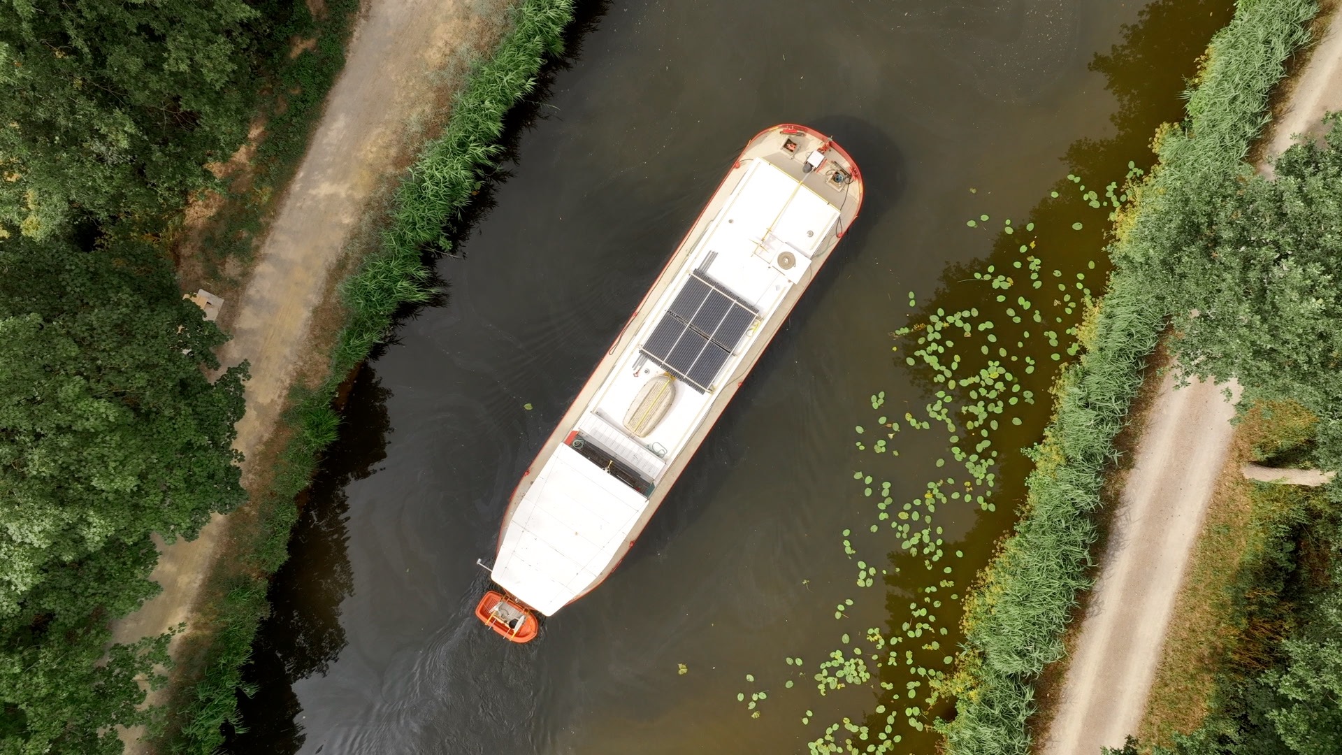 Référence Drone 2 bateau Photo aérienne d'un bateau dans un canal.