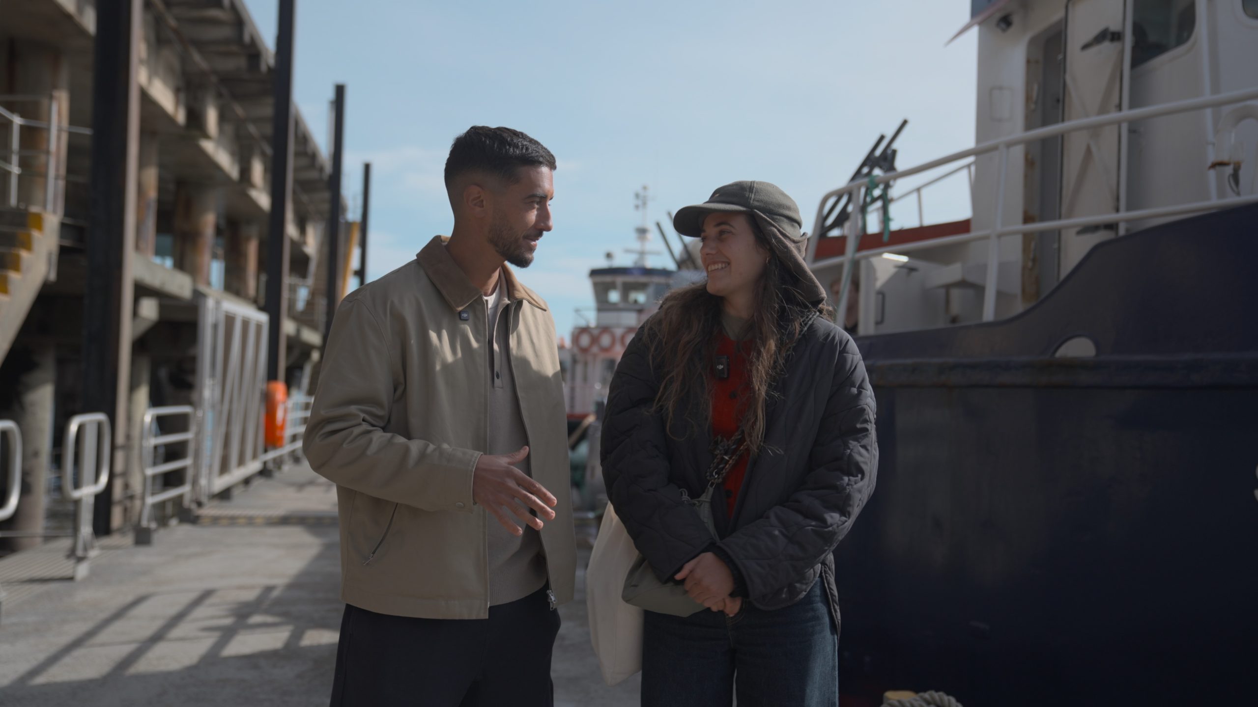 Sark - Camille et Illiès Deux personnes discutent sur le port de Guernesey