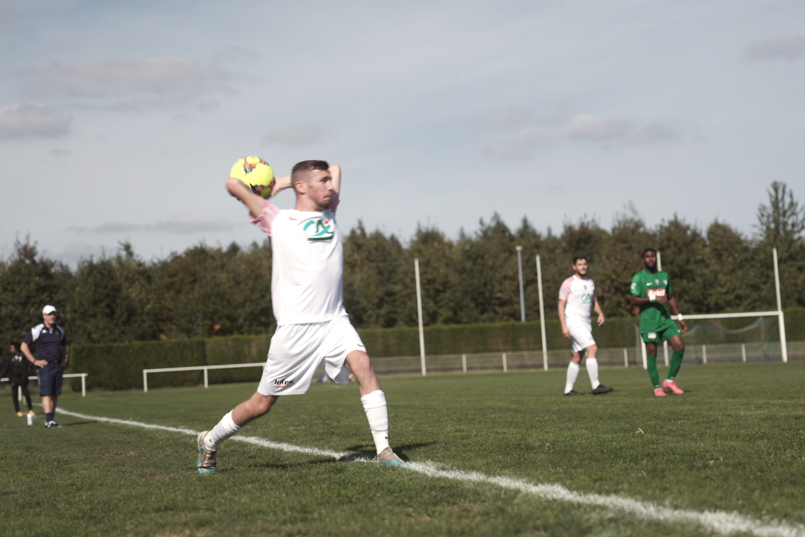 Employé chez Paticeo, travaillant sur une machine de production